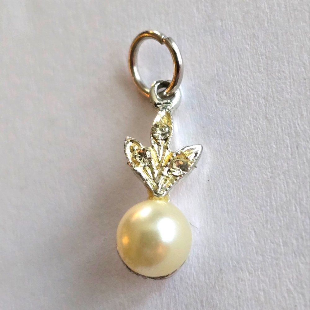 Vintage pendant white faux pearl silver tone dainty pearlcore